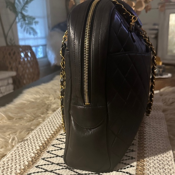 CHANEL Black Quilted Leather Shoulder Bag with Gold Chain - Picture 13 of 17